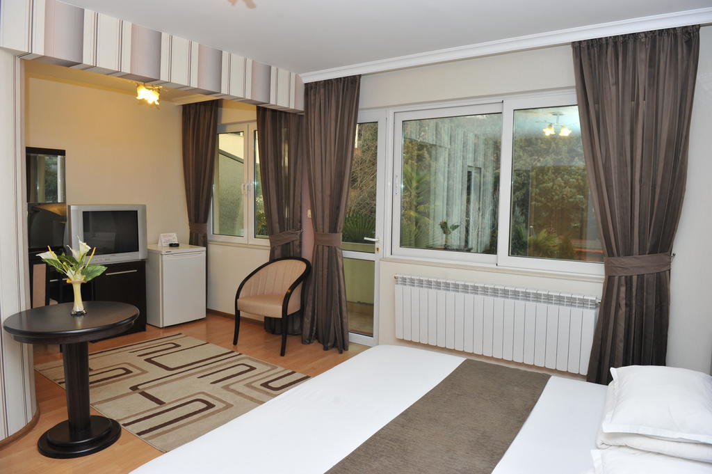 סנדנסקי Eros Motel מראה חיצוני תמונה